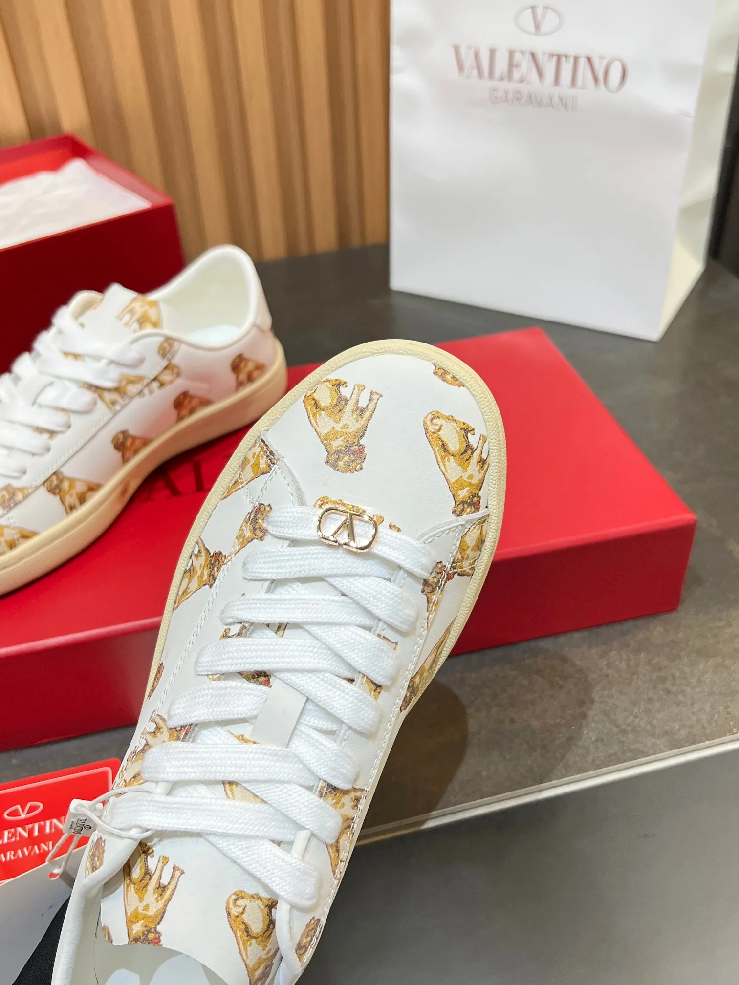 [Valentino] P: 640💰 Couple style, size: women 35-40▪️men 39-44 (45. Customized) Valentino VLTN casual shoes 2025 latest moral training shoes I can't put it down. Seiko details of cowhide sneakers, retro fashion, simple and advanced, casual matching. 1:1 restoration! Top luxury masterpiece, lace-up design, soft and comfortable imported calfskin brings excellent and elegant texture and excellent foot comfort. Top purchasing version upper: imported calfskin surface/original oil edge process + printing process. Inner lining: water-dyed cowhide lining. Outsole: original development 𝐓𝐏𝐔 two-color combination outsole. Packaging: full package with original configuration.